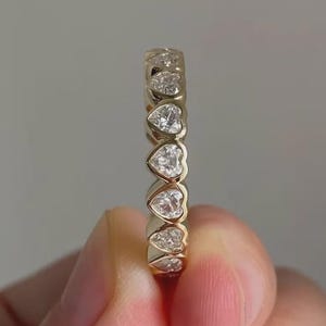 Anillo de bodas de eternidad completa con bisel de moissanita en forma de corazón, apilable, de oro amarillo de 14 quilates, delicado anillo a juego con moissanita en forma de corazón.