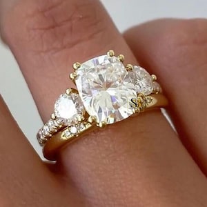 Elongated 3 CT Cushion Cut Moissanite Engagement Ring Set, Three Stone Bridal Ring Set, 14K Gold Double Prong Wedding Ring Set Matching Band