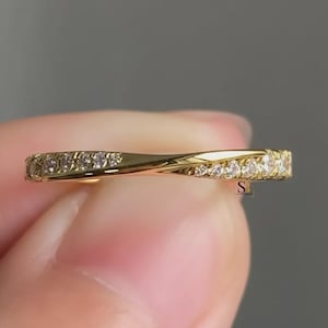 Anillo de oro de 14 quilates con moissanita redonda y diamantes pavé, alianza de boda retorcida, banda infinita retorcida con diamantes VVS de corte redondo, anillo minimalista de plata apilable.