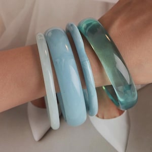 半透明樹脂製バングル4点セット、オーシャンブルーの重ね付け可能なアクリルブレスレット