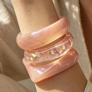 Roze kwartshars armbandset, 3-delige stapelbare acrylmanchet, gouden vlok transparante armband, dik vierkant golvend roze sieradenstapel