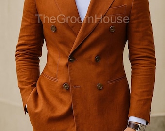 Pode incluir: Um fato de cor ferrugem de abotoamento duplo com uma camisa interior branca. O fato apresenta lapela entalhada, fecho de quatro botões e um corte sob medida. The GroomHouse está impresso no casaco. A pessoa está a usar um relógio com uma bracelete de couro castanho.