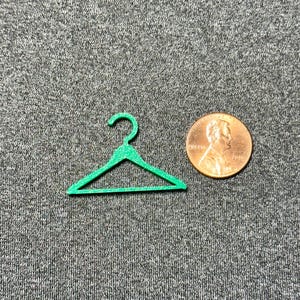 Conjunto de 10 cabides em miniatura em escala 1,12