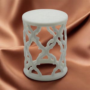 Pu&ograve; includere: Un piccolo tavolino decorativo bianco con piano rotondo e base a traliccio. Il tavolo &egrave; realizzato in materiale solido e ha una finitura liscia e opaca. Il tavolo &egrave; alto circa 30 cm e ha un diametro di 25 cm.