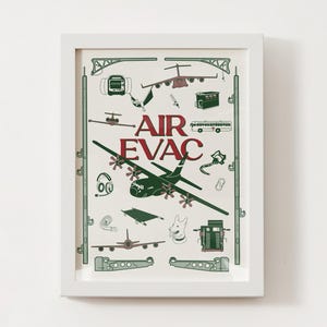 Puede incluir: Un estampado enmarcado con ilustraciones de aviones, helicópteros y otros vehículos en verde y rojo sobre un fondo crema. Las palabras "AIR EVAC" destacan. El estampado está en un marco blanco.