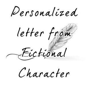 Op de afbeelding: Een zwart-wit afbeelding met de tekst "Gepersonaliseerde brief van fictief personage" in een handgeschreven lettertype. Een gedetailleerde illustratie van een veer staat naast de tekst, wat een literair thema suggereert.