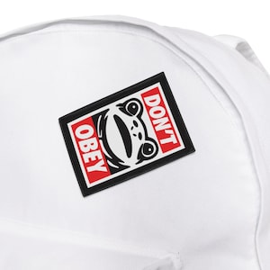 Parche termoadhesivo "Don't Obey": protesta antiautoritaria y resistencia al arte callejero para chaquetas y bolsos.
