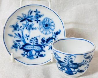 Artículo raro, circa 1814–1820: Vajilla Meissen con diseño de cebolla – Período temprano de Knauf · Acabado azul hueso de calidad museística