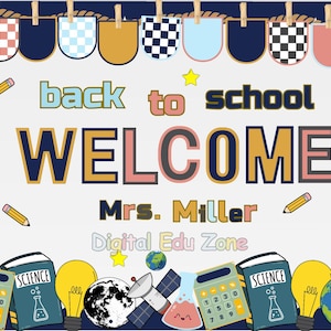 Puede incluir: Un colorido letrero de "Bienvenida a la escuela" con el nombre "Mrs. Miller" y "Digital Edu Zone". El letrero presenta lápices, globos terráqueos, libros, calculadoras, bombillas y una luna. Está decorado con un borde azul marino y pancartas colgantes.