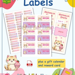 Puede incluir: Un conjunto de etiquetas escolares con un diseño de gato de dibujos animados. Las etiquetas, de varios tamaños, presentan el nombre "Nathalia Smith" y "Grado 4". La imagen también incluye un calendario de regalo y una tarjeta de recompensa.