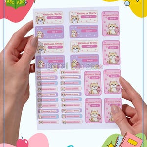 Puede incluir: Una hoja de etiquetas de nombre personalizadas con un diseño de gato de dibujos animados. Cada etiqueta tiene el nombre "Nathalia Smith" y "Grade 4". Las etiquetas son en tonos de morado y rosa, con un logotipo de "Canva" en la parte inferior.
