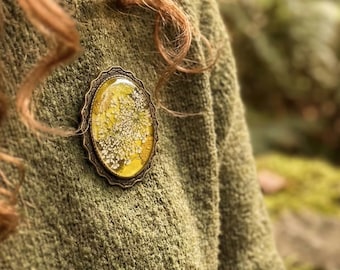 Vintage Yellow Pressed Flower Brooch Cottagecore Botanical Resin Pin Nature Lover Mother‘s Day Gift