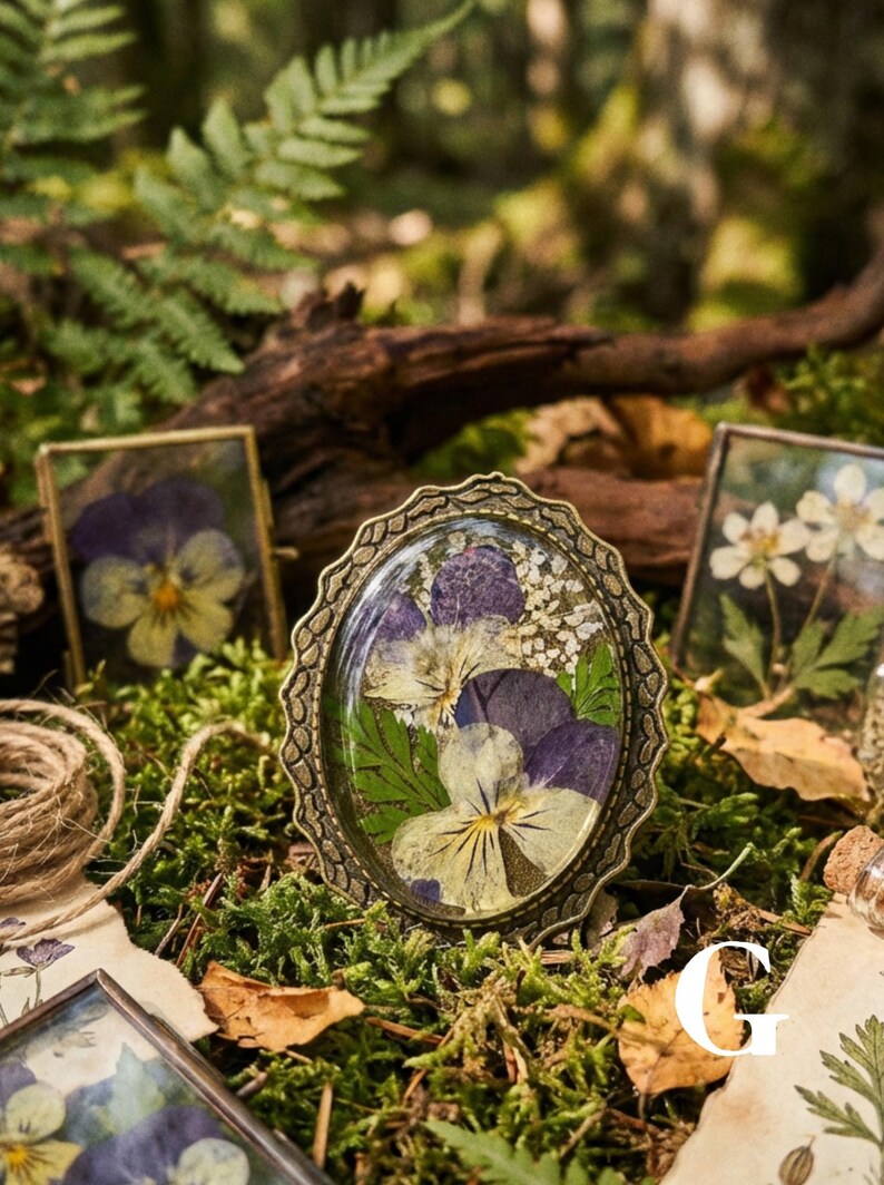 Spilla con fiore pressato vero, stile cottagecore, spilla in resina, stile fairycore, gioielli botanici, spilla in stile vittoriano, regalo per la festa della mamma per gli amanti della natura. immagine 10