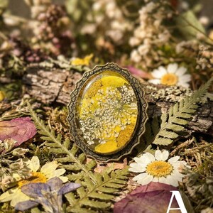 Spilla con fiore pressato vero, stile cottagecore, spilla in resina, stile fairycore, gioielli botanici, spilla in stile vittoriano, regalo per la festa della mamma per gli amanti della natura. immagine 4