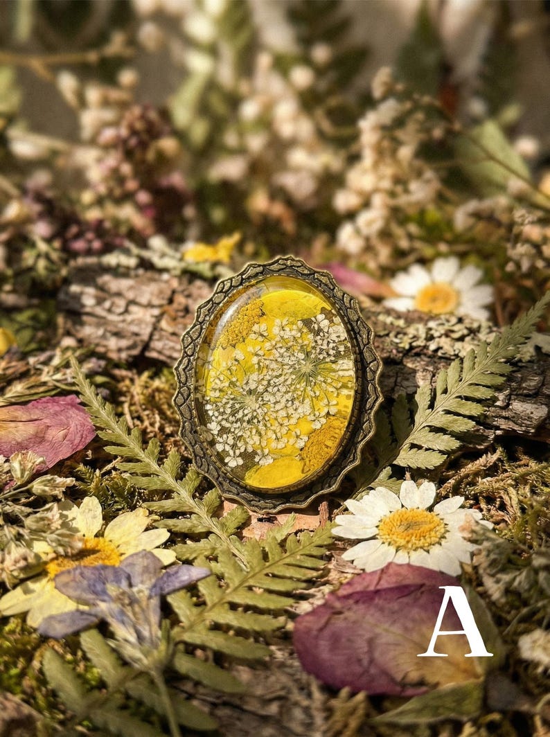 Spilla con fiore pressato vero, stile cottagecore, spilla in resina, stile fairycore, gioielli botanici, spilla in stile vittoriano, regalo per la festa della mamma per gli amanti della natura. immagine 4