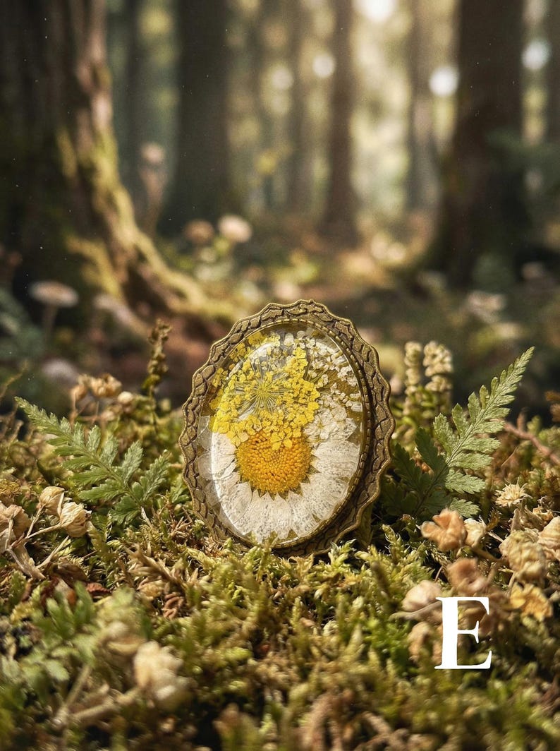 Spilla con fiore pressato vero, stile cottagecore, spilla in resina, stile fairycore, gioielli botanici, spilla in stile vittoriano, regalo per la festa della mamma per gli amanti della natura. immagine 8