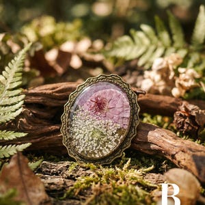 Spilla con fiore pressato vero, stile cottagecore, spilla in resina, stile fairycore, gioielli botanici, spilla in stile vittoriano, regalo per la festa della mamma per gli amanti della natura. immagine 5