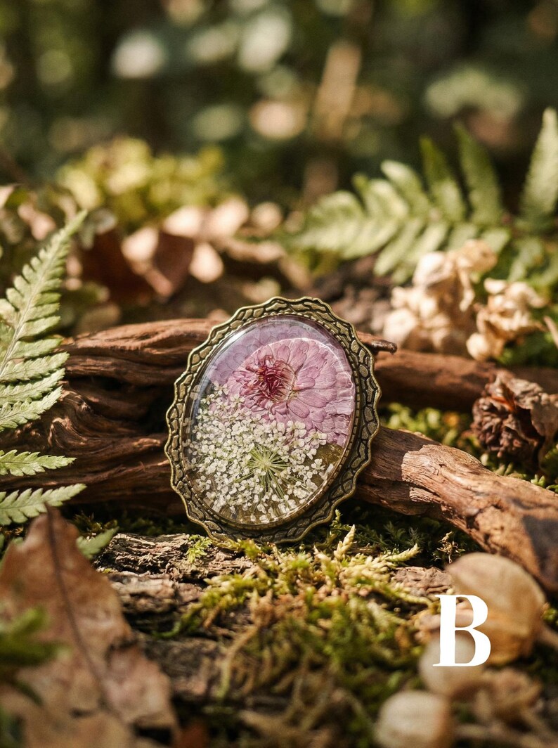 Spilla con fiore pressato vero, stile cottagecore, spilla in resina, stile fairycore, gioielli botanici, spilla in stile vittoriano, regalo per la festa della mamma per gli amanti della natura. immagine 5