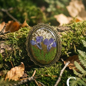 Spilla con fiore pressato vero, stile cottagecore, spilla in resina, stile fairycore, gioielli botanici, spilla in stile vittoriano, regalo per la festa della mamma per gli amanti della natura. immagine 6