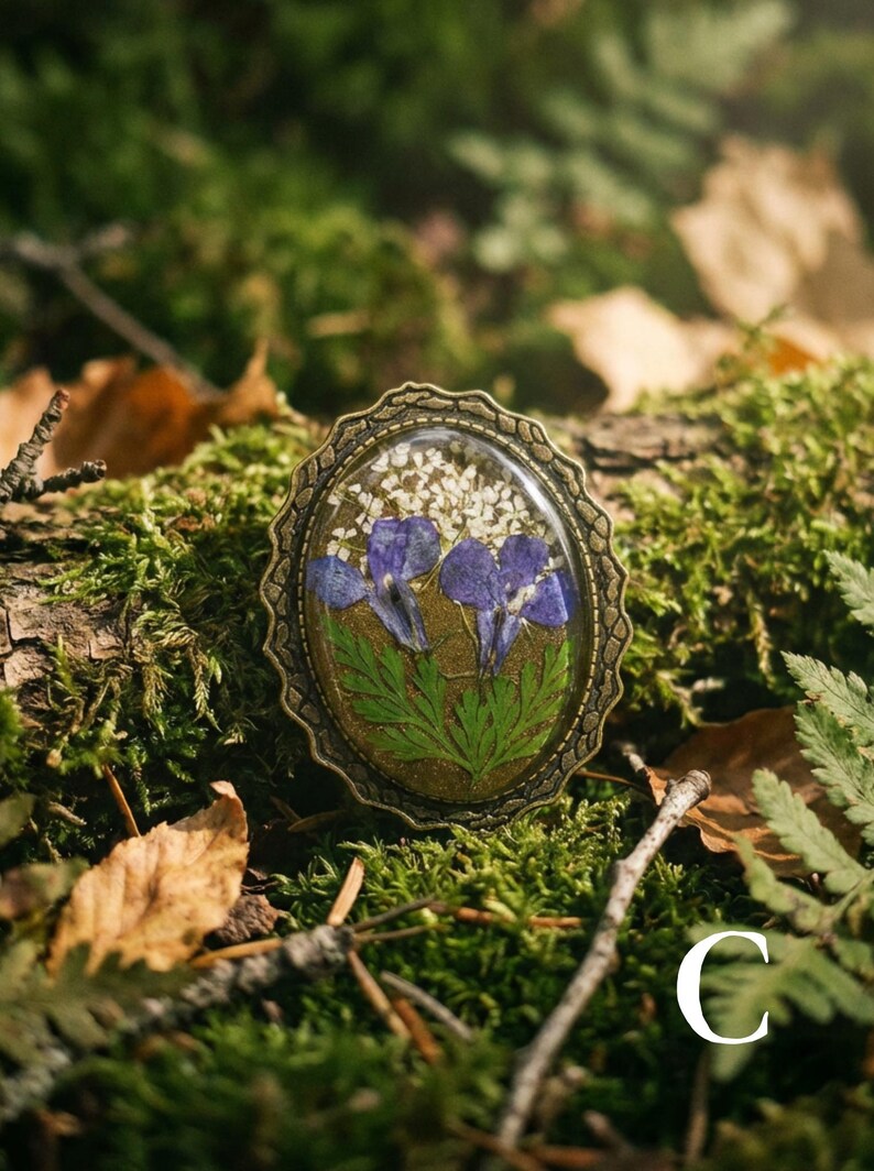 Spilla con fiore pressato vero, stile cottagecore, spilla in resina, stile fairycore, gioielli botanici, spilla in stile vittoriano, regalo per la festa della mamma per gli amanti della natura. immagine 6