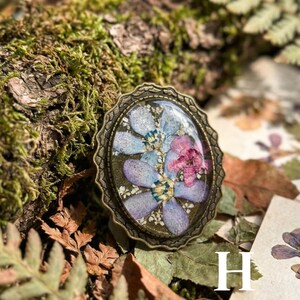 Spilla con fiore pressato vero, stile cottagecore, spilla in resina, stile fairycore, gioielli botanici, spilla in stile vittoriano, regalo per la festa della mamma per gli amanti della natura. immagine 11