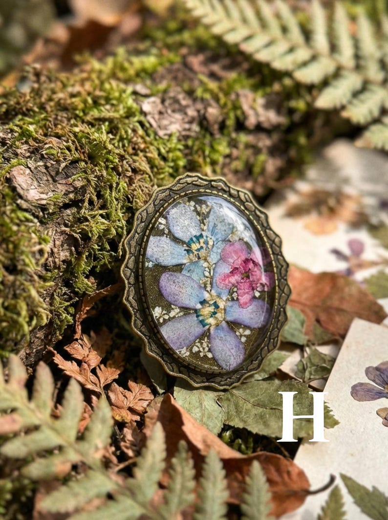 Spilla con fiore pressato vero, stile cottagecore, spilla in resina, stile fairycore, gioielli botanici, spilla in stile vittoriano, regalo per la festa della mamma per gli amanti della natura. immagine 11