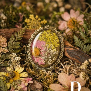Spilla con fiore pressato vero, stile cottagecore, spilla in resina, stile fairycore, gioielli botanici, spilla in stile vittoriano, regalo per la festa della mamma per gli amanti della natura. immagine 7