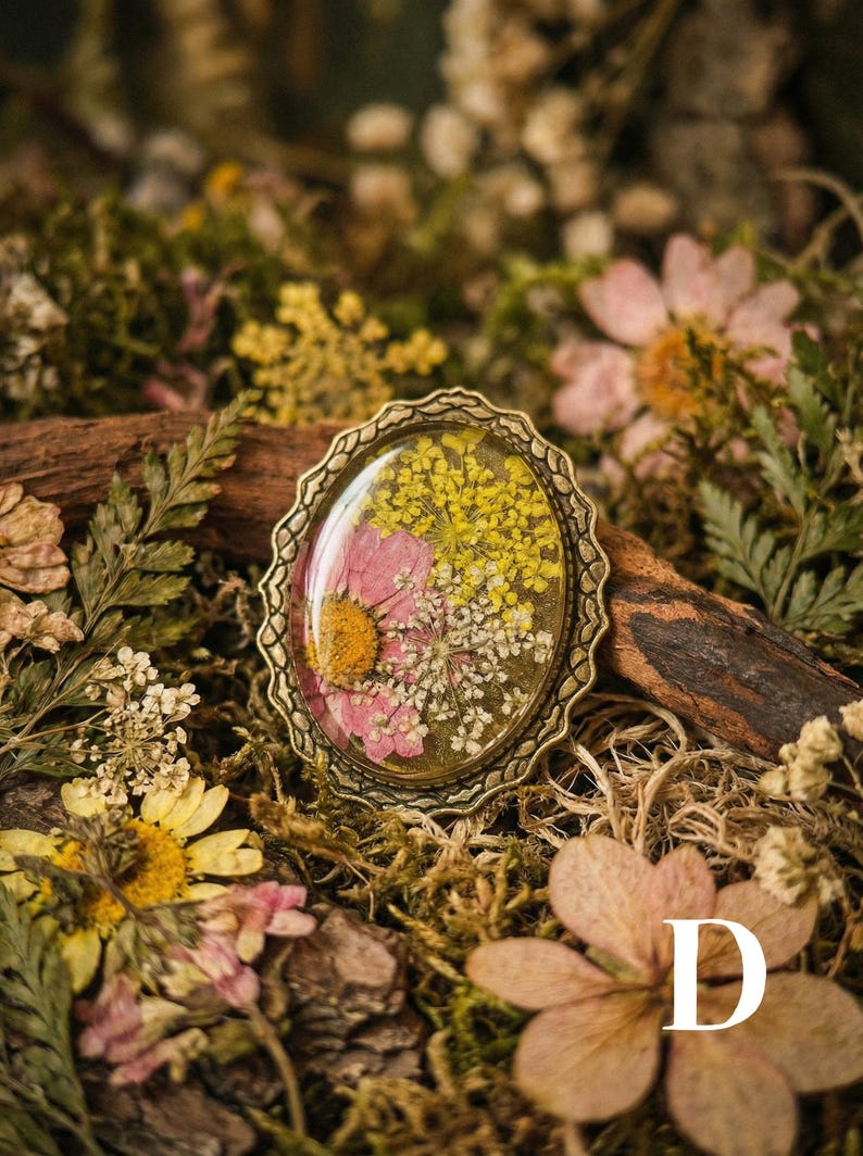 Spilla con fiore pressato vero, stile cottagecore, spilla in resina, stile fairycore, gioielli botanici, spilla in stile vittoriano, regalo per la festa della mamma per gli amanti della natura. immagine 7