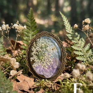 Spilla con fiore pressato vero, stile cottagecore, spilla in resina, stile fairycore, gioielli botanici, spilla in stile vittoriano, regalo per la festa della mamma per gli amanti della natura. immagine 9