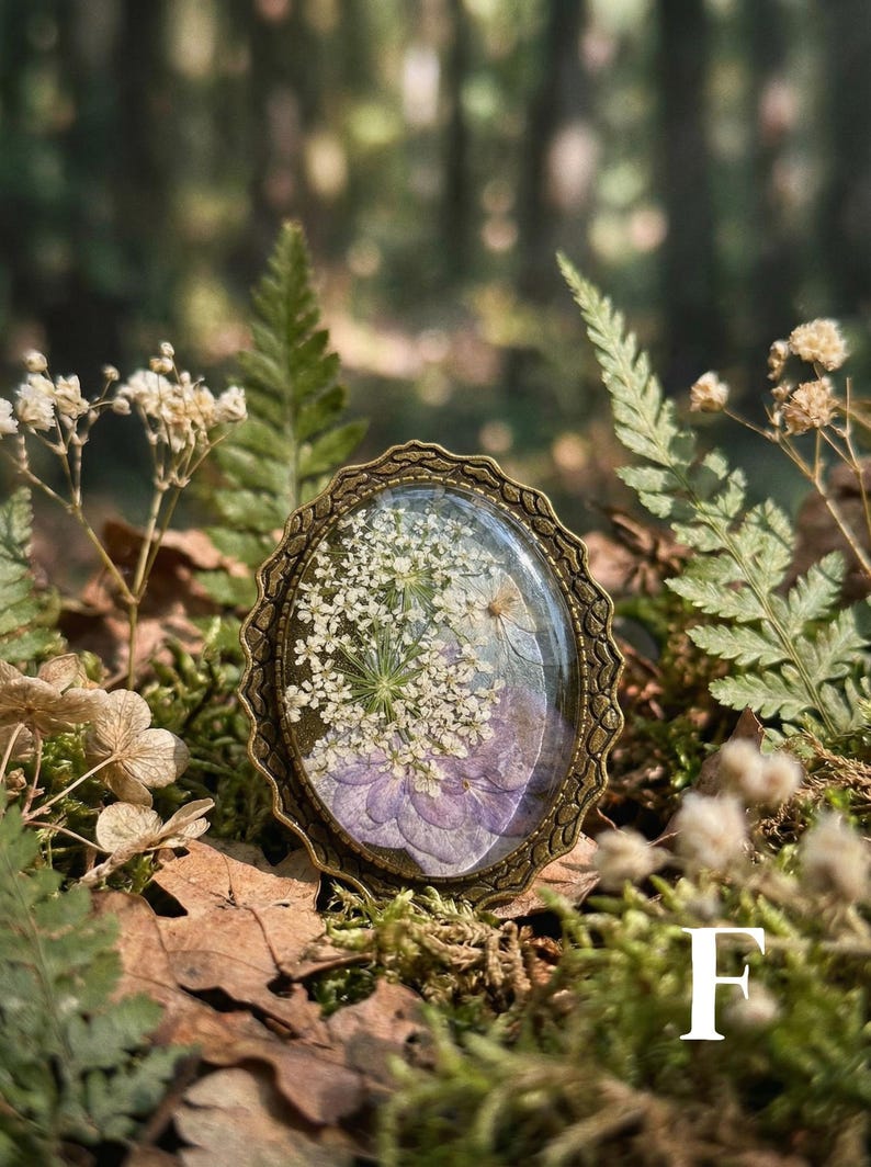 Spilla con fiore pressato vero, stile cottagecore, spilla in resina, stile fairycore, gioielli botanici, spilla in stile vittoriano, regalo per la festa della mamma per gli amanti della natura. immagine 9