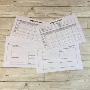 Peut inclure: Plusieurs formulaires en papier blanc, avec le texte "early years careers", sont disposés sur une surface en bois clair. Les formulaires comportent des tableaux et des espaces pour l'écriture, avec des sections pour les noms, les dates et les commentaires. Ils servent à suivre les progrès des enfants.