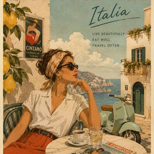 Puede incluir: Cartel de viaje de estilo vintage con las palabras "LA DOLCE VITA Italia". Una mujer con gafas de sol está sentada a una mesa con café y una revista, con vistas a una escena costera. Una moto Vespa azul claro está aparcada cerca. El cartel promueve un estilo de vida italiano.