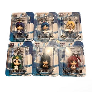 Pode incluir: Seis chaveiros de personagens de anime em sua embalagem original. Cada figura tem um penteado e roupa únicos, com cores vibrantes como azul, amarelo, verde e vermelho. A embalagem apresenta um design de céu azul com nuvens brancas e texto japonês.