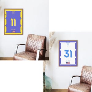 Peut inclure: Deux affiches encadrées de maillots de basket-ball. L'une présente le numéro 11 en jaune sur fond violet, avec un drapeau américain et le texte "Est. 1997". L'autre affiche affiche le numéro 31.