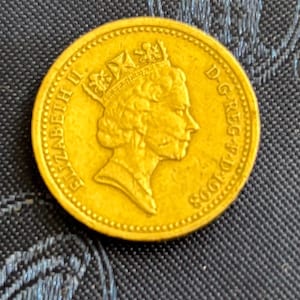 希少な 1983 年 1 ポンド硬貨 – エリザベス 2 世 – エッジの刻印エラー