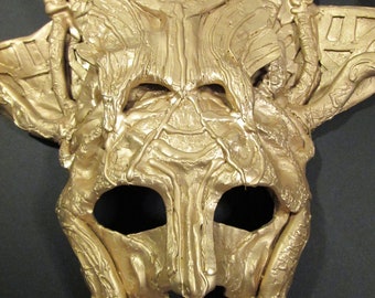 Máscara de Insecto Dorado: Casco de cosplay de resina esculpido a mano