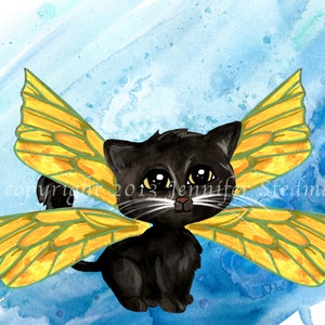 Może przedstawiać: Akwarela czarnego kociaka z dużymi oczami i żółto-pomarańczowymi skrzydłami motyla. Tło to mieszanka niebieskich zmyć akwarelowych. Copyright 2013 Jennifer Stedman jest napisane na obrazie.
