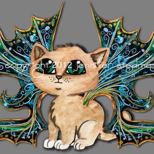 Może przedstawiać: Akwarelowa ilustracja jasnobrązowego kociaka z dużymi zielonymi oczami i dekoracyjnymi turkusowo-złotymi skrzydłami. Skrzydła mają skomplikowane białe wiry i akcenty. Obraz zawiera tekst "copyright 2012 Jennifer Steedman".