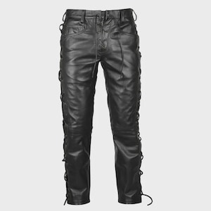 Op de afbeelding: Zwarte leren broek met vetersluiting aan de voor- en zijkanten. De broek heeft een klassiek ontwerp met vijf zakken en een rechte pijp. Het leer heeft een gladde afwerking. Een stijlvolle toevoeging aan elke garderobe.