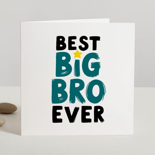 Puede incluir: Tarjeta de felicitación blanca con el texto "BEST BIG BRO EVER" en letras negras y verde azulado, con una estrella amarilla. La tarjeta está sobre una superficie blanca, con piedras grises lisas en primer plano.