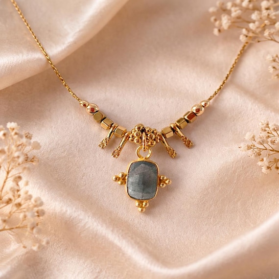 Collier délicat bohème. Pendentif en pierre fine de labradorite - argent doré à l'or fin 24K. Longueur personnalisable. Cadeau pour elle.