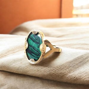 Natural malachite ring. Handmade. Stainless steel. Art Deco-inspired natural stone ring. Adjustable. Green and gold ring.
