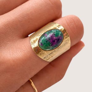 Op de afbeelding: Een rustiek houten bord met de tekst "Welcome to our home" in witte letters. Het bord heeft een verweerde afwerking en een eenvoudig, uitnodigend ontwerp, perfect voor entree decoratie.