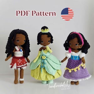 Può includere: Tre bambole all'uncinetto, ognuna raffigurante una principessa, sono affiancate. Le bambole indossano abiti colorati con dettagli come una corona, una collana e una fascia. Il testo "PDF Pattern" è in alto.