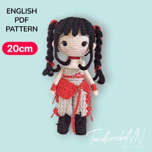 Puede incluir: Muñeca de ganchillo hecha a mano con coletas negras y detalles rojos. La muñeca lleva un atuendo rojo y gris y mide aproximadamente 20 cm de alto. La imagen incluye el texto "ENGLISH PDF PATTERN" y "20cm".
