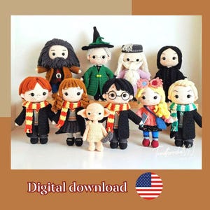 Puede incluir: Una colección de muñecos de ganchillo hechos a mano, cada uno representando a un personaje de una popular serie de fantasía. Los muñecos presentan trajes detallados, bufandas y accesorios, con una variedad de colores y estilos de cabello. La imagen incluye el texto "Digital download".
