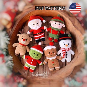 Puede incluir: Una colección de seis figuras navideñas de ganchillo que incluyen a Santa Claus, un elfo, un reno, una criatura verde, un hombre de jengibre y un muñeco de nieve. El texto PDF PATTERN aparece arriba y TuoidcrochetAN SINCE 2023 abajo.