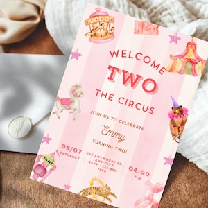 Könnte beinhalten: Eine rosa und weiße Einladung zum Thema Zirkus mit dem Text "Welcome Two" und "The Circus". Die Einladung enthält Illustrationen eines Karussells, eines Zirkuszeltes und eines Bären. Die Einladung ist für eine Geburtstagsfeier.