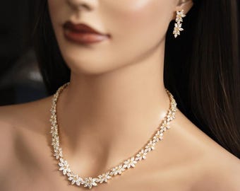 Conjunto de joyería nupcial con flores para novia, collar y pendientes de boda dorados, conjunto de joyería floral con cristales de circonita cúbica, conjunto de joyería nupcial de lujo.