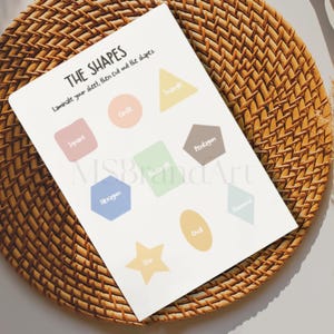 Peut inclure: Une feuille éducative blanche intitulée THE SHAPES avec l'instruction Laminate your sheet, then cut out the shapes. Elle présente des figures géométriques colorées, notamment un triangle jaune, un cercle pêche, un carré rose, un rectangle vert, un pentagone marron, un hexagone bleu, un losange bleu clair, un ovale jaune et une étoile jaune.